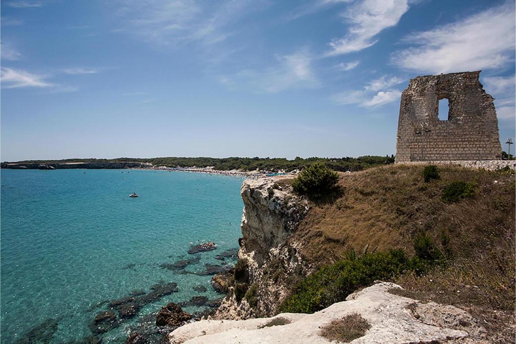 Torre di avvistamento cinquecentesca sulla scogliera di Torre dell'Orso