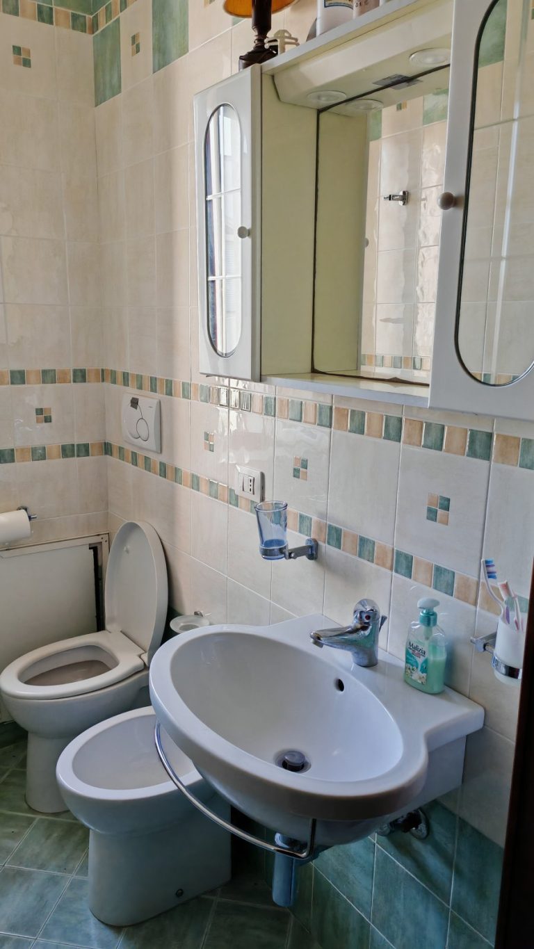 Secondo bagno con wc, bidet e lavabo — La Casa di Franco, Torre dell'Orso