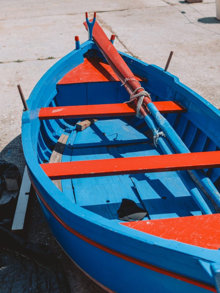 Barca da pesca salentina in legno blu e rossa
