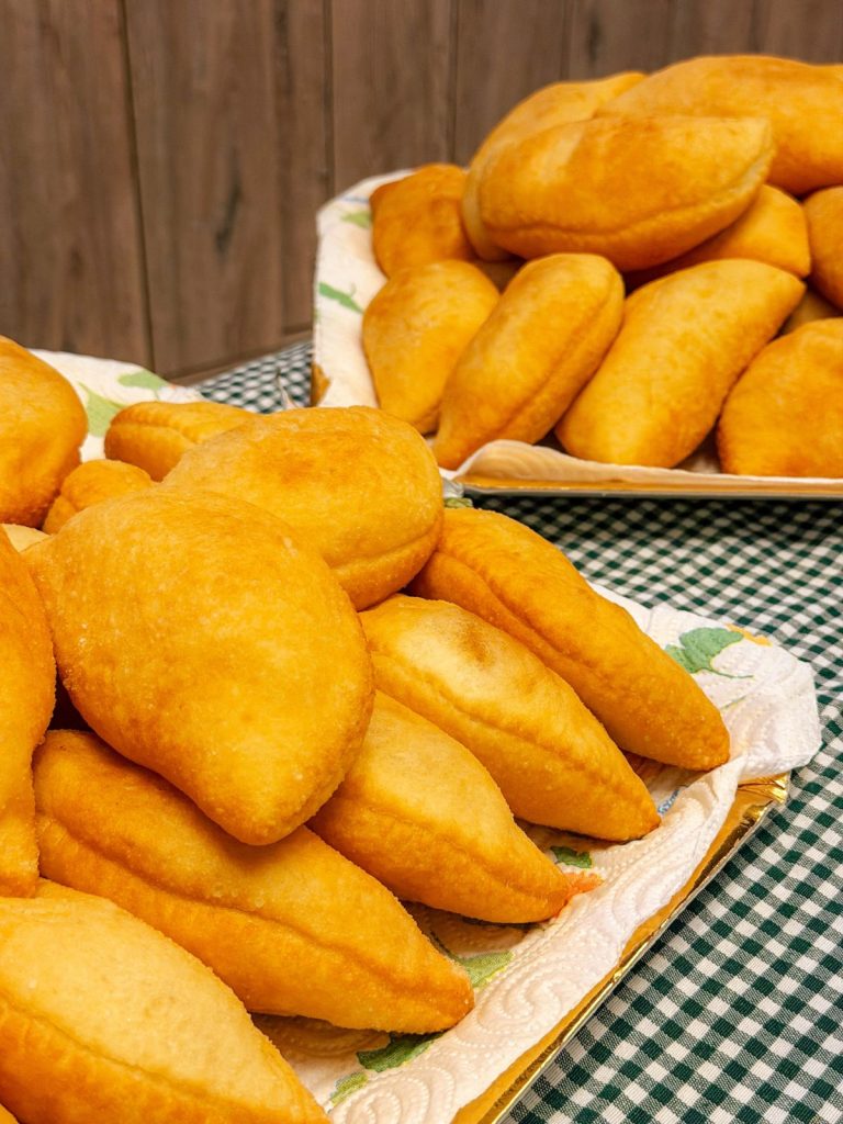 Vassoi di calzoni fritti dorati appena preparati