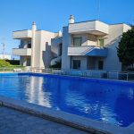 Piscina della casa vacanze con la palazzina sullo sfondo — La Casa di Franco, Torre dell'Orso