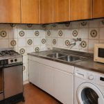 Cucina attrezzata con forno a gas, lavatrice e microonde — La Casa di Franco, Torre dell'Orso