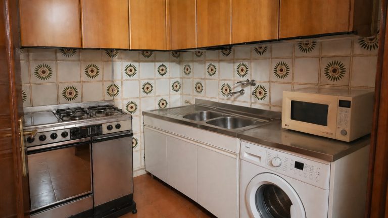 Cucina attrezzata con forno a gas, lavatrice e microonde — La Casa di Franco, Torre dell'Orso