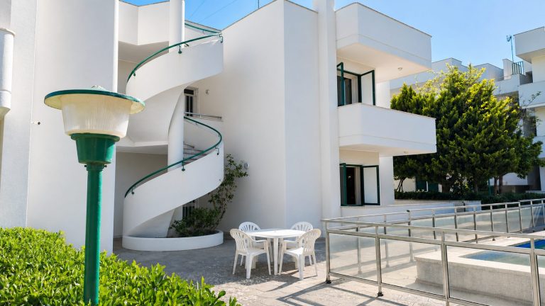 Esterni del residence con piscina a Torre dell'Orso — La Casa di Franco