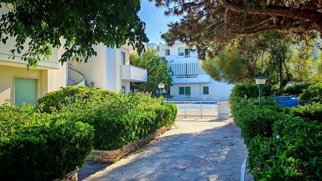 Vialetto nel giardino curato verso l'ingresso — La Casa di Franco, Torre dell'Orso