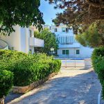 Vialetto nel giardino curato verso l'ingresso — La Casa di Franco, Torre dell'Orso