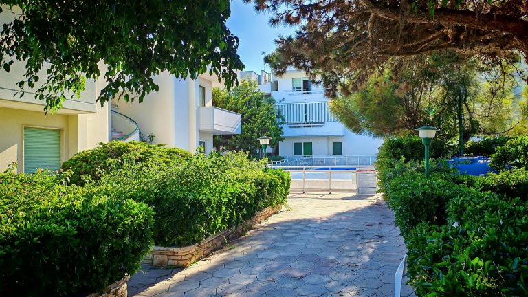 Vialetto nel giardino curato verso l'ingresso — La Casa di Franco, Torre dell'Orso