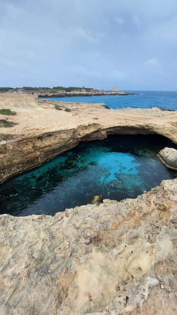 La piscina naturale della Grotta della Poesia a Roca Vecchia vista dall'alto
