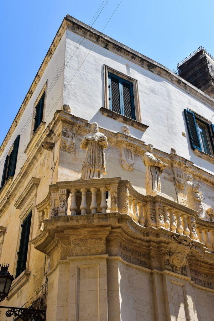 Le statue barocche all'ingresso di Piazza Duomo a Lecce