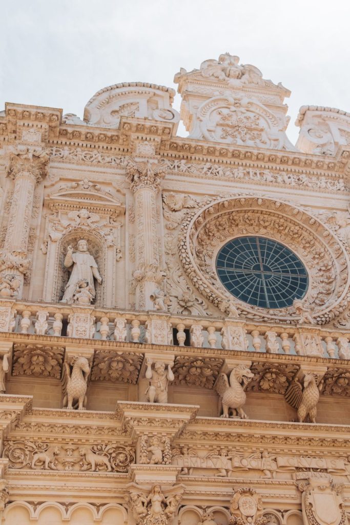 La facciata barocca della Basilica di Santa Croce a Lecce, col rosone e i telamoni