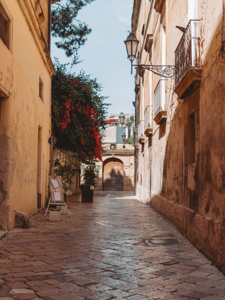 Vicolo del centro storico di Lecce con bouganville rossa