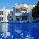Piscina con riflesso della residenza — La Casa di Franco, Torre dell'Orso