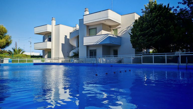 Piscina con riflesso della residenza — La Casa di Franco, Torre dell'Orso