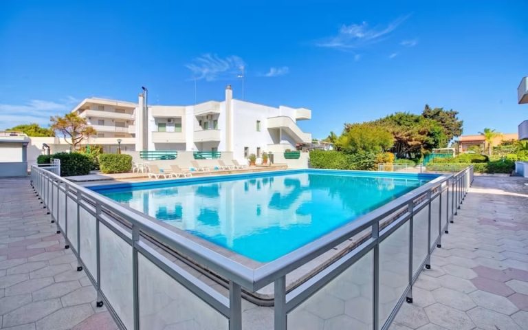 Piscina del residence a Torre dell'Orso con verande affacciate — La Casa di Franco