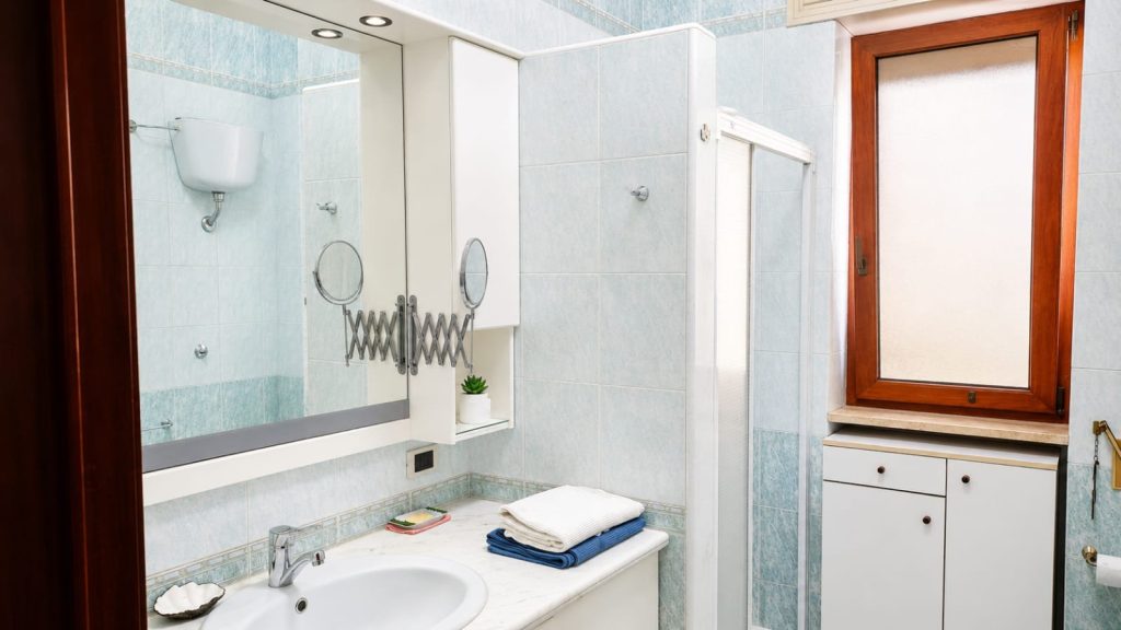 Bagno con doccia — La Casa di Franco, Torre dell'Orso