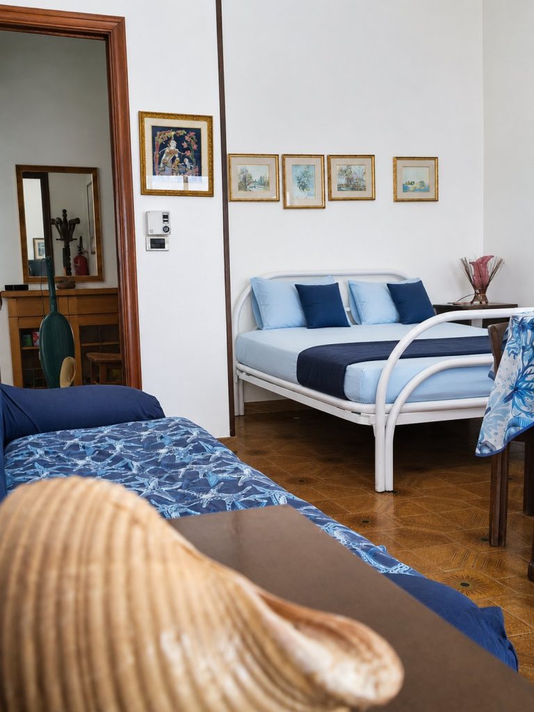 Camera da letto con specchiera — La Casa di Franco, Torre dell'Orso