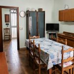 Cucina con credenza e tavolo da pranzo — La Casa di Franco