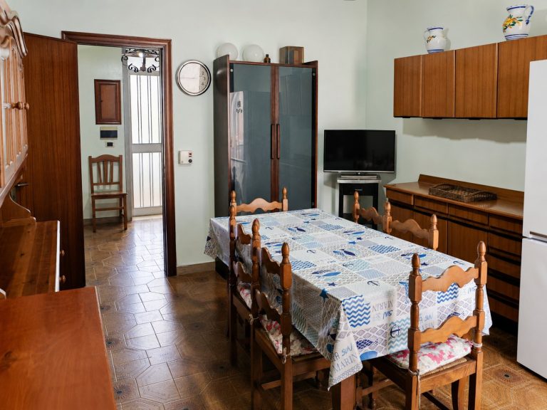 Cucina con credenza e tavolo da pranzo — La Casa di Franco
