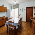 Cucina attrezzata e zona pranzo — La Casa di Franco, Torre dell'Orso