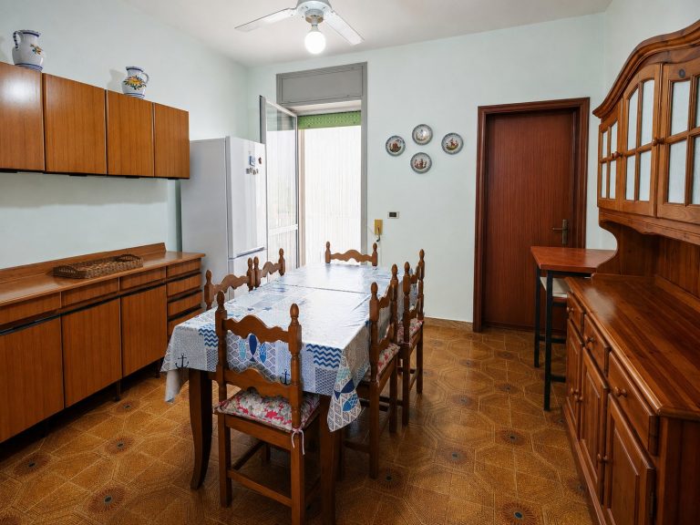 Cucina attrezzata e zona pranzo — La Casa di Franco, Torre dell'Orso