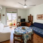 Soggiorno con divano, zona pranzo e TV — La Casa di Franco, Torre dell'Orso