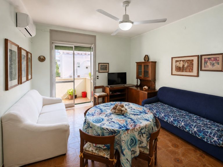 Soggiorno con divano, zona pranzo e TV — La Casa di Franco, Torre dell'Orso