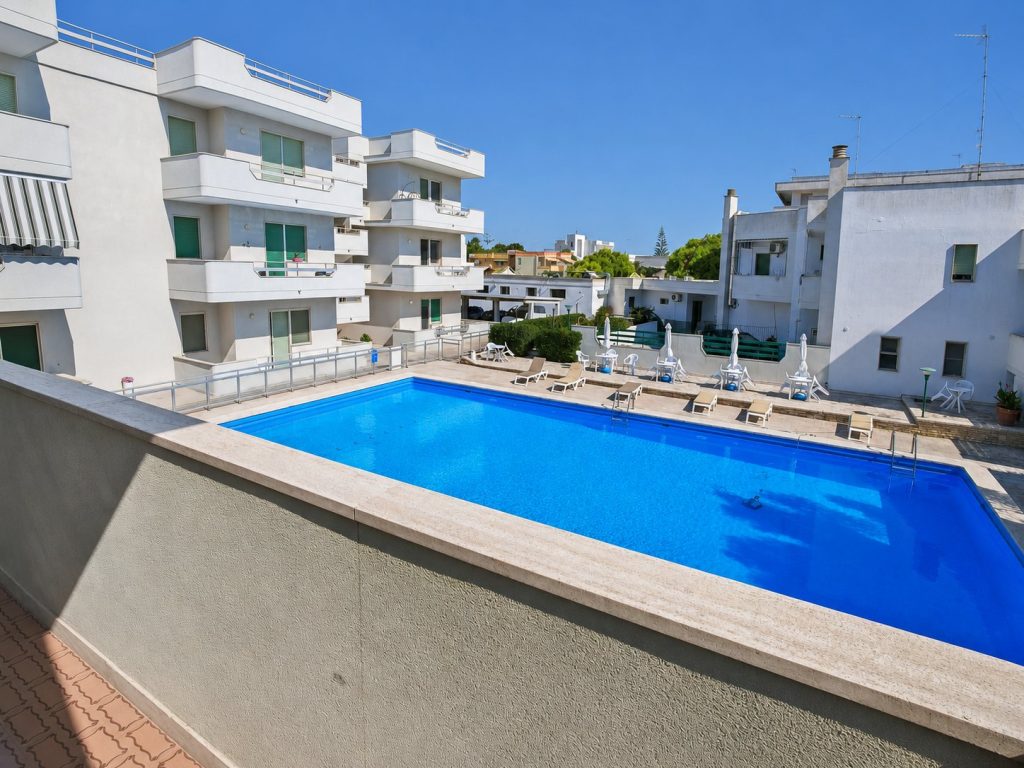 Balcone affacciato sulla piscina del residence — La Casa di Franco, Torre dell'Orso