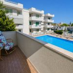 Veranda con lettino affacciata sulla piscina — La Casa di Franco, Torre dell'Orso