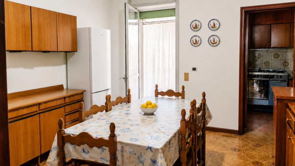 Soggiorno luminoso con zona pranzo — La Casa di Franco, Torre dell'Orso