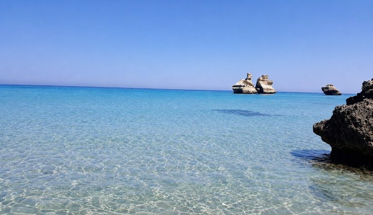 Le Due Sorelle: i faraglioni gemelli di Torre dell'Orso con acqua turchese