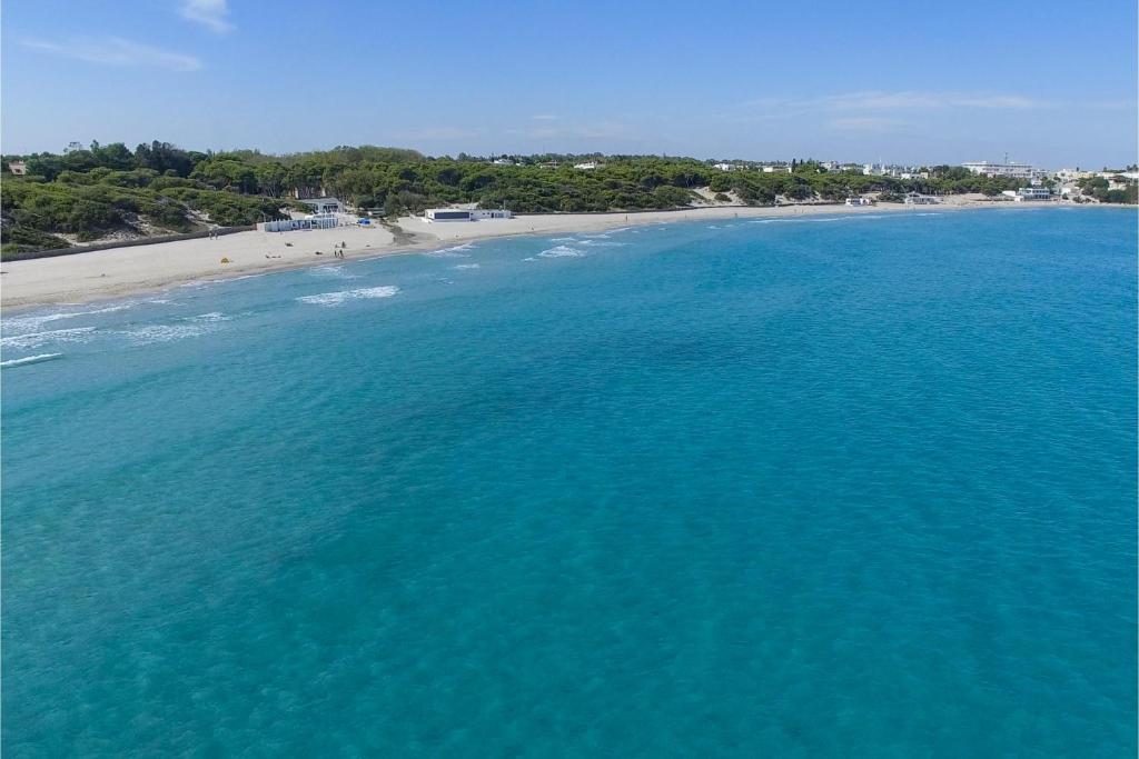 Spiaggia di sabbia con acqua bassa e trasparente vicino Torre dell'Orso