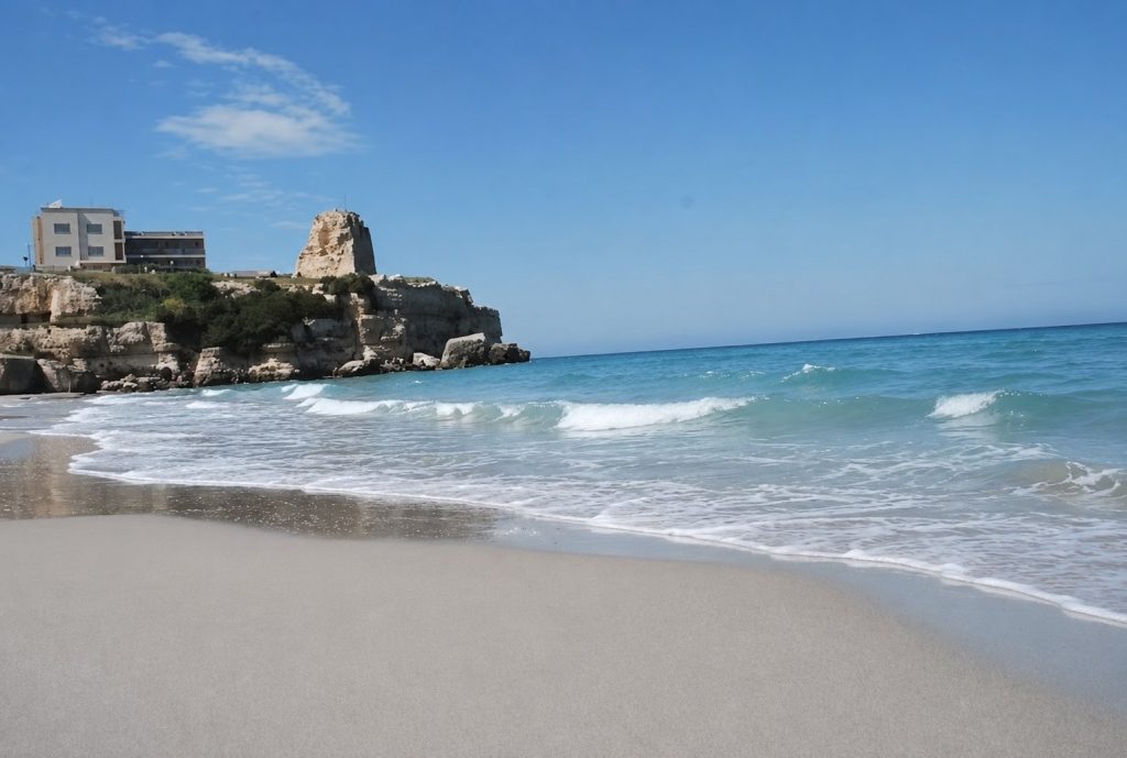 La spiaggia di Torre dell'Orso con la torre di avvistamento sulla scogliera