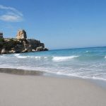 La spiaggia di Torre dell'Orso con la torre di avvistamento sulla scogliera