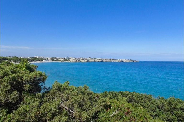 Mare cristallino della baia di Torre dell'Orso, Salento