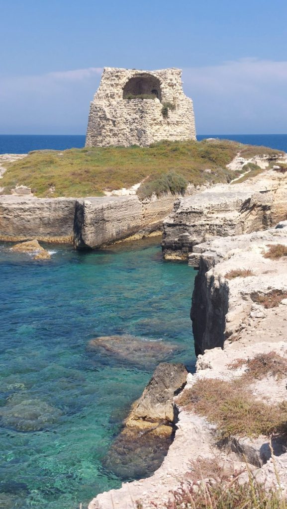 Antica torre costiera in rovina sulla scogliera di Roca